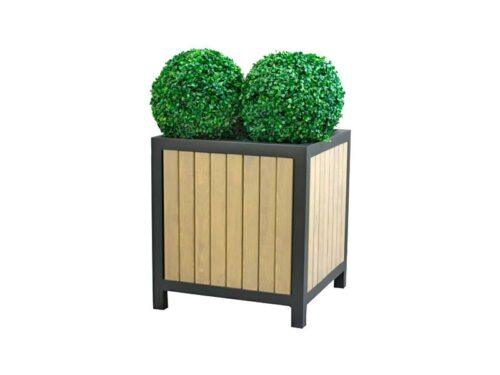 Jardinera de madera cuadrada